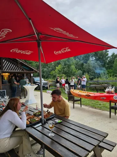 Vacances de Pâques à Sarlat : descente en canoë kayak sur la Dordogne agrémenté d'un barbecue au fil de l'eau, Sarlat-la-Canéda, Le Canoë’Bar Dordogne