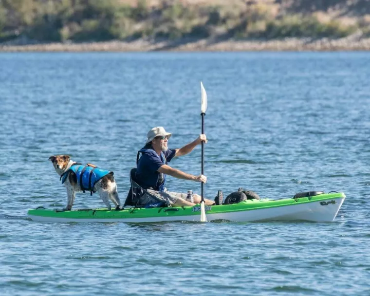 Louer un canoë pour se balader sur la rivière Dordogne avec un chien et des enfants, Sarlat-la-Canéda, Le Canoë’Bar Dordogne